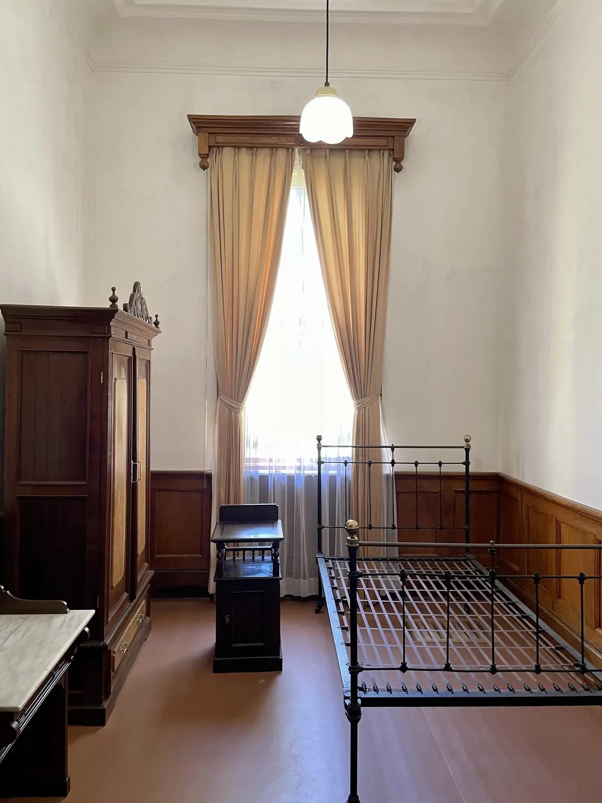 北海道、函館、旧函館公会堂、寝室、ベッド、真鍮、アイアン、アイアンベッド、クローゼット、ヨーロピアン調、クラシカル、クラッシック