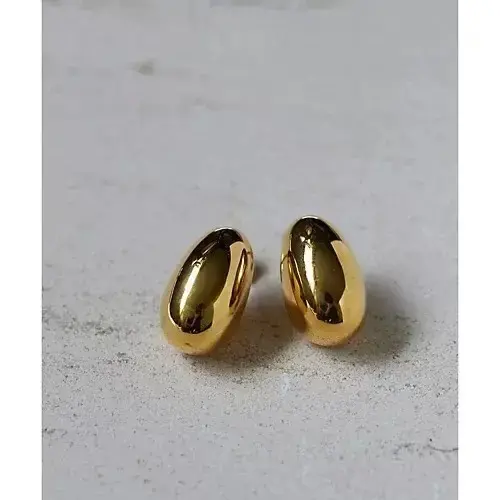 ボリュームを持たせた丸い曲線が際立つドロップモチーフピアス。