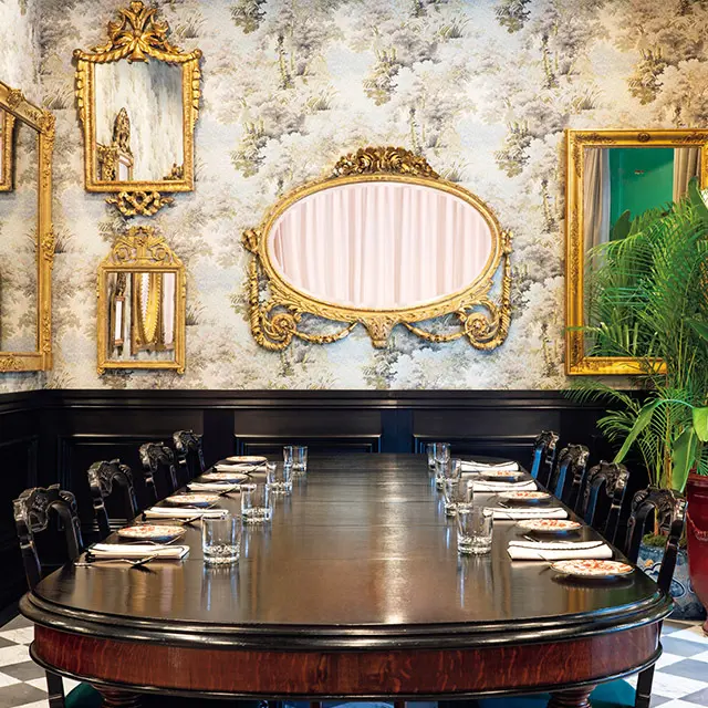「Room of Mirrors」と名づ けられた美しいプライベートダイニング。