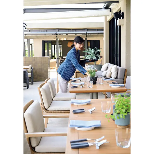 オールデイダイニング「NAGI」では、テラスで、風を感じながらリラックスして食事を。