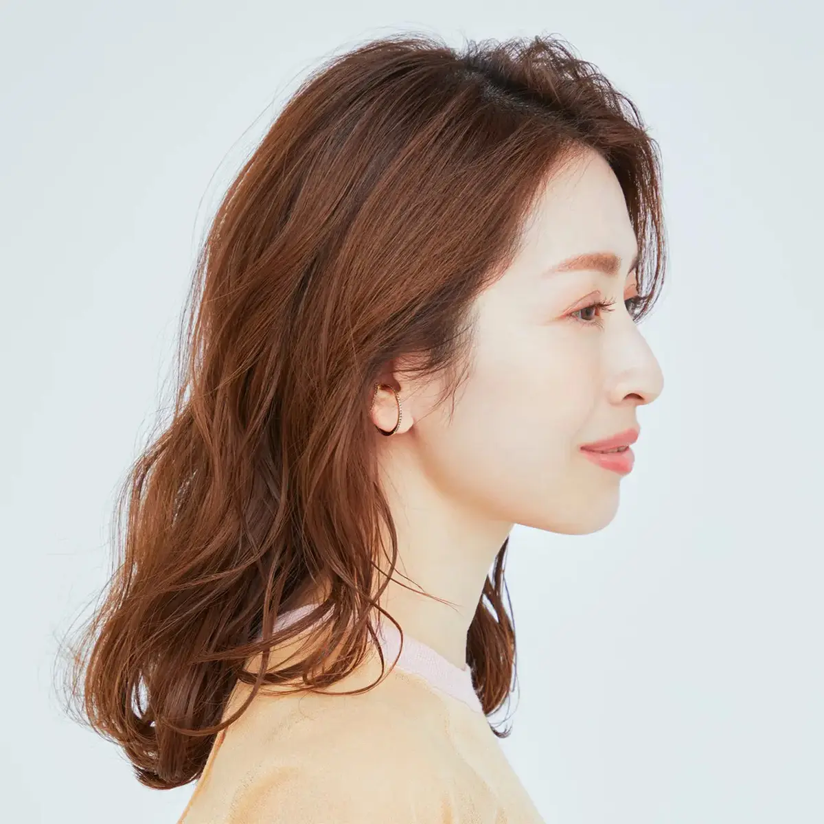 ミディアムヘアならではの華やかさを演出する、耳まわりの抜け感フォルム