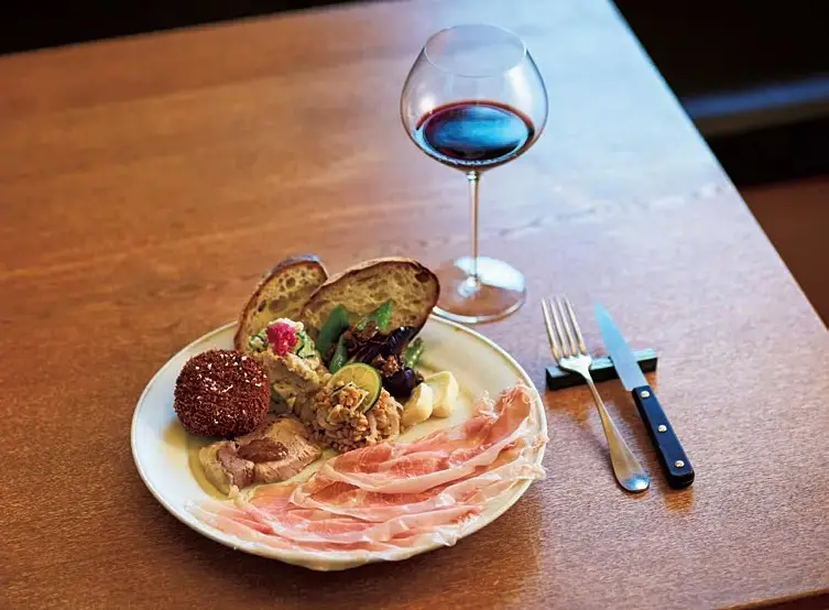 ペルシュウプレート￥1,800。岐阜県でパルマハムの製法でつくられる「ボンダボン」のペルシュウ（生ハム）ほか総菜、自家製パンと盛りだくさん。