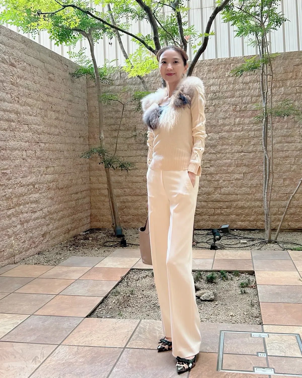 エクラ 華組　法村麻起子さん　ホワイトコーデ　白　パンツ　パンツコーデ　全身コーデ　