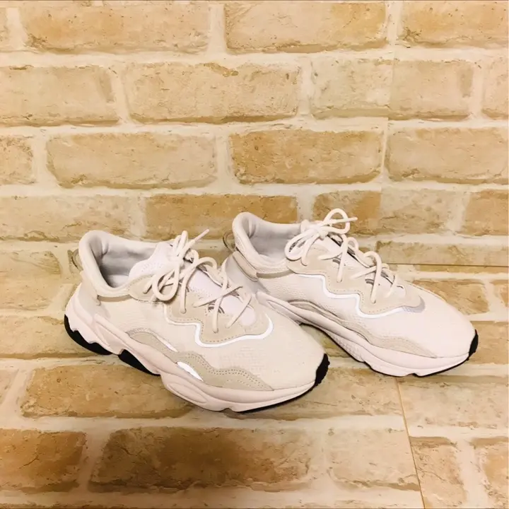 adidas スニーカー