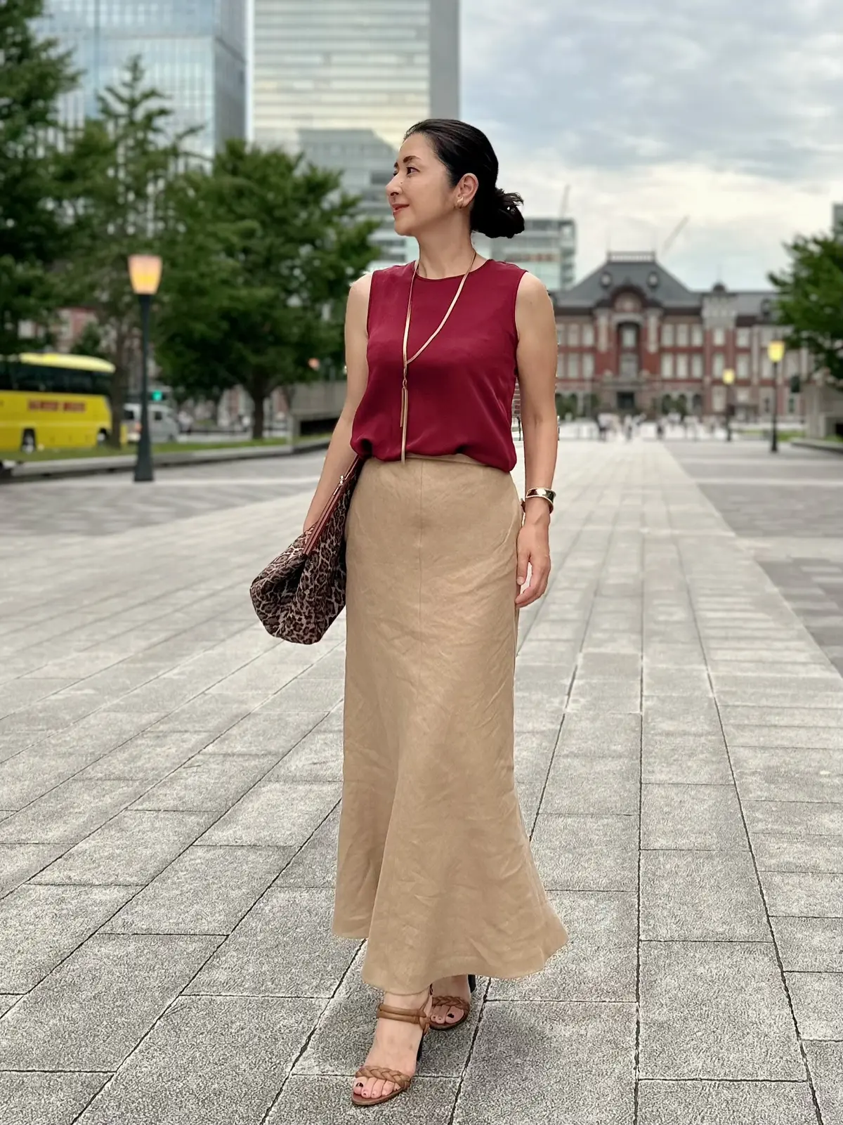 エクラプレミアムのキャメルの「リネンフレアスカート」、ボルドーのノースリーブブラウス、キャメルのサンダル、レオパード柄クラッチバッグ