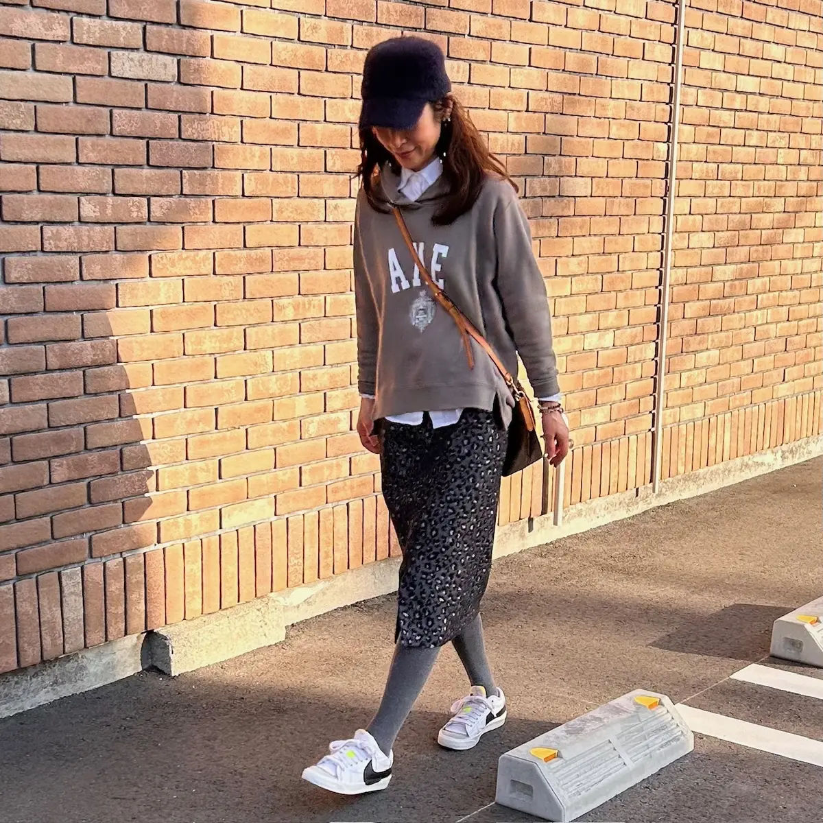 パーカー＆スニーカーコーデに“きちんと感の画像_1