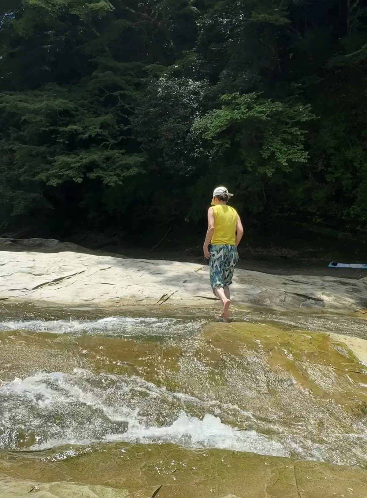 千葉県　観光名所　養老渓谷　滝　粟又の滝　川　水のある風景　川を渡る