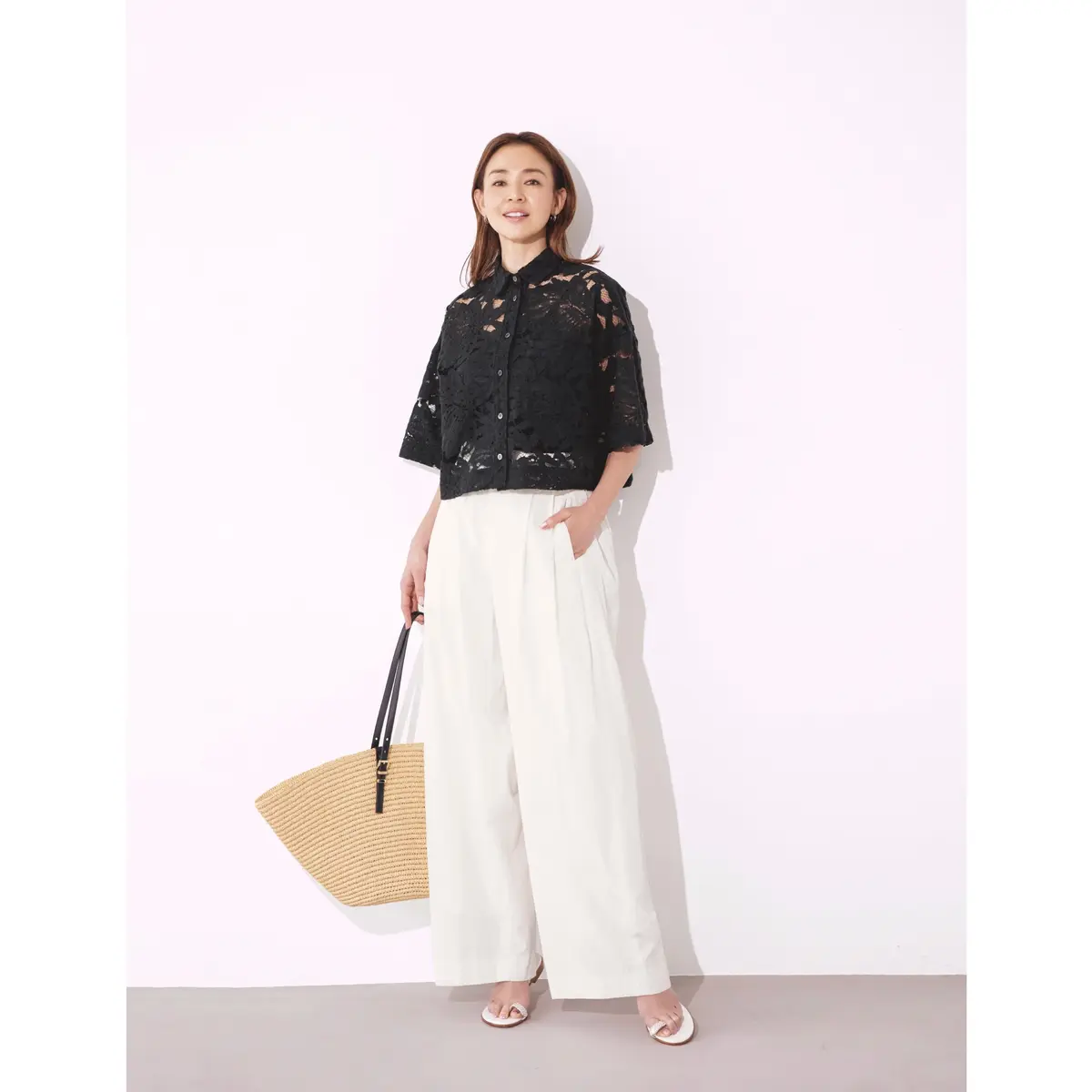 黒レース半袖シャツに白ワイドパンツを合わせたコーディネート　モデル・SHIHO