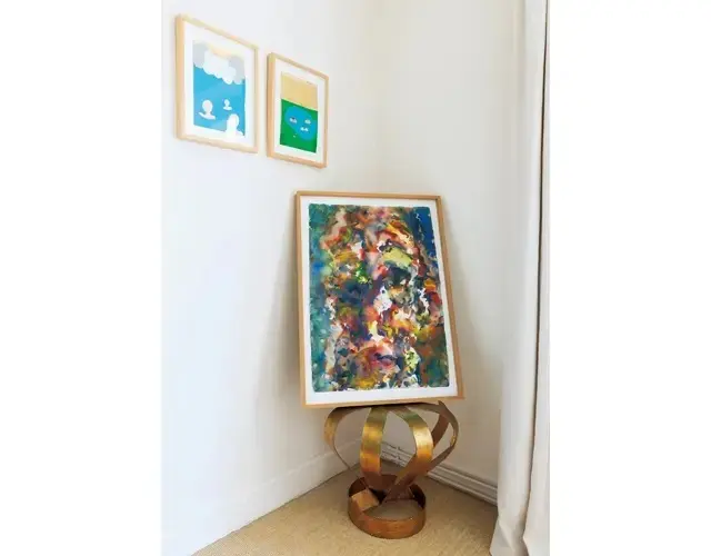 寝室の窓ぎわに配した王冠型スツールはマリーエレーヌのふるい友人、トム・ディクソンのデザイン。