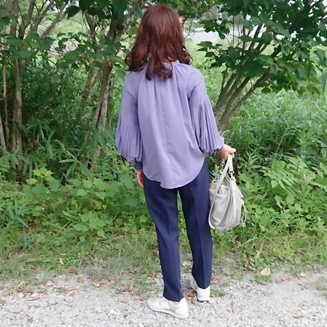 ラベンダーブラウス  ネイビーパンツ  グレーバッグ  スニーカー