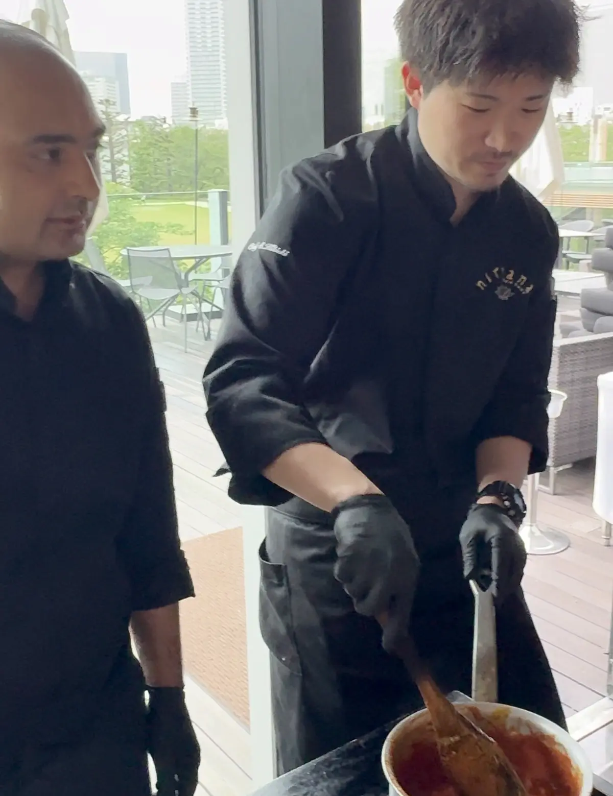 デニムシャツを使ったラフスタイルでお料理の画像_3