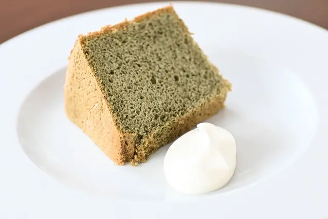 よもぎシフォンケーキに生クリームを添えて
