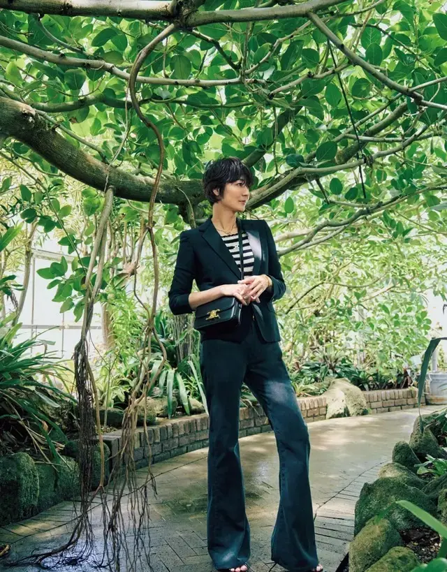 エッジの効いたジャケットが凛としたたたずまいに導く