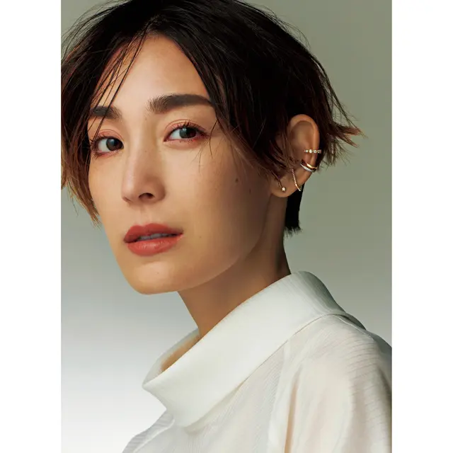 ダイヤモンドをちりばめたイヤカフをしたLIZA