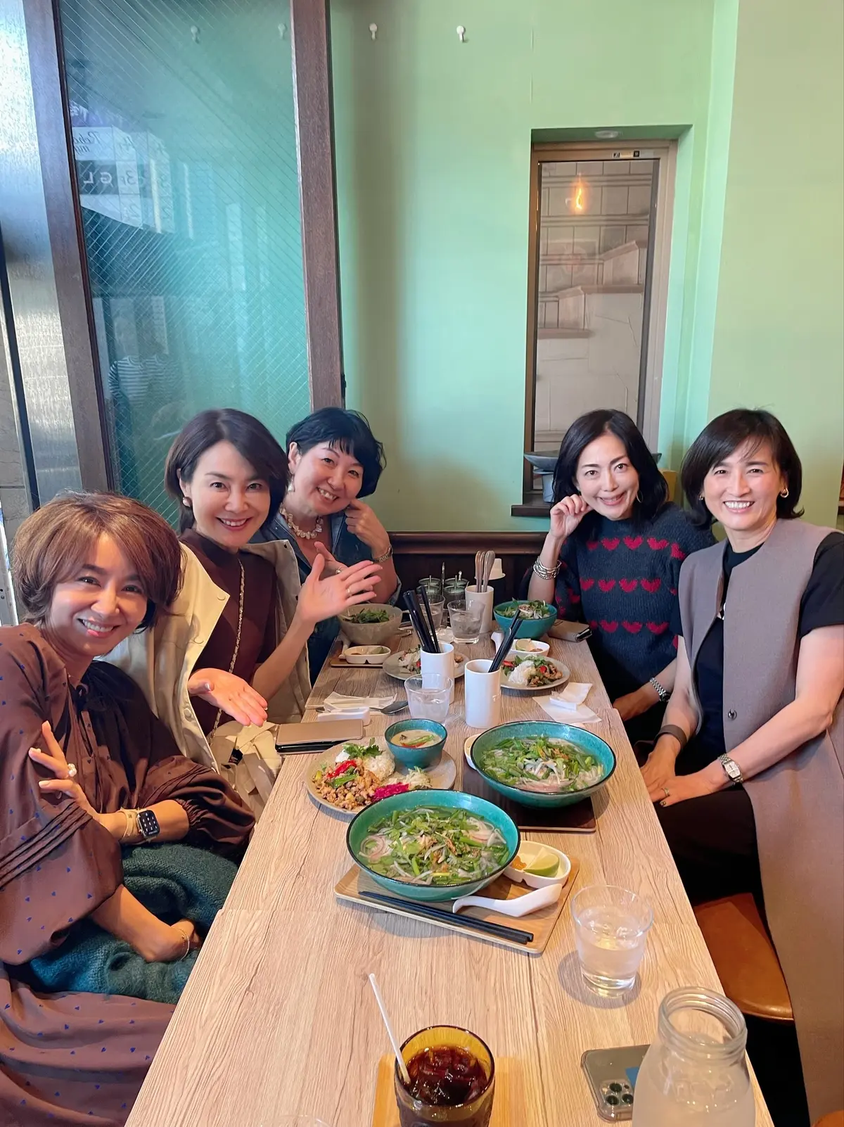 ハート柄ニットでタイ料理とアクセサリーのの画像_1