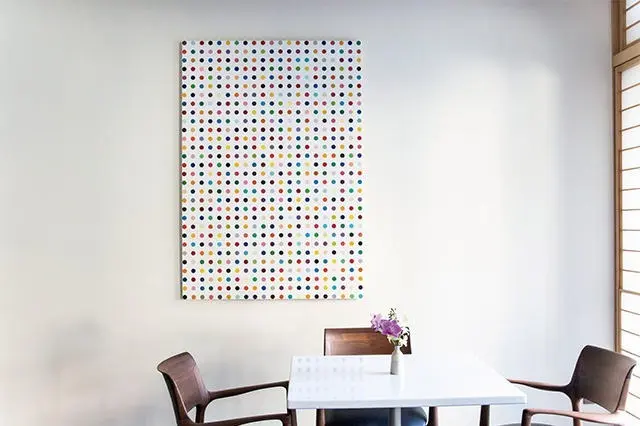 ラウンジには、ダミアン・ハーストの作品がさりげなくかけられていて眼福。