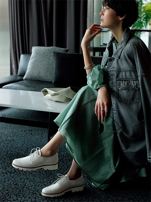 あいまい色のスカートに映えるプレーントゥの白