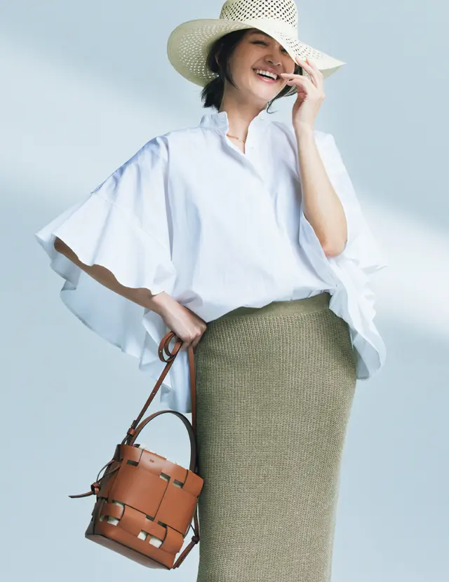 袖にインパクトのある白ブラウスのRINA 2