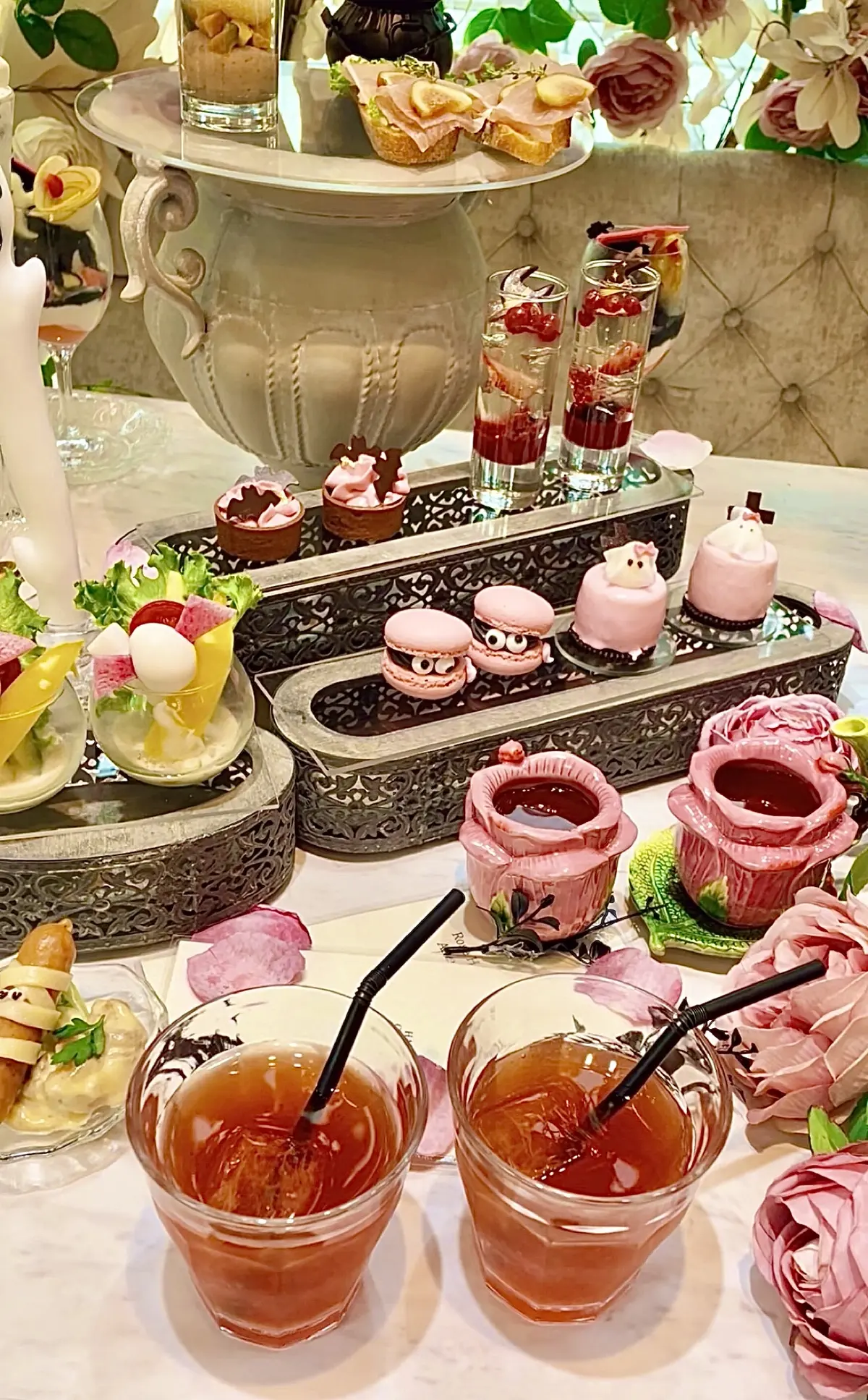 店内、薔薇の世界、ソファ、ソファー、テラスソファー、黒ヒール、フラットシューズ、ローヒール、黒ローヒール、パンプス、黒パンプス、ビジュー付きパンプス、キラキラ、ビジュー付きシューズ、ビジュー付きヒール、ビジュー付きローヒール、白、白ワンピース、ホワイト、ホワイトワンピース、ノースリーブ、ワンピ、白ワンピ、ノースリーブワンピース、ノースリーブワンピ、秋、秋服コーデ、秋コーデ、残暑コーデ、着回し、夏コーデ、夏ワンピース、夏ワンピ、秋ワンピース、秋ワンピ、夏服コーデ、リボン、黒リボン、ビジュー付きリボン、ブローチ、バレッタ、2way、2Way、Ribbon accessories、Bijou Irise 、shoes、ワンピース、SHEIN、Rose Halloween Afternoon Tea、表参道、オートクチュールカフェ、HAUTE COUTURE CAFE、 Haute Couture Cafe、 期間限定、ローズハロウィンアフタヌーンティー、ピンクハロウィン、ピンクハロウィンの世界、ハロウィン、ハロウィンアフタヌーンティー、アフタヌーンティー、薔薇、薔薇のカップ、パフェ、スイーツ、ケーキ、ジュレ、白ワインゼリー、ムース、ブルケッタ、生ハムとイチヂクのブルケッタ、生ハム、イチヂク、和栗ティー、アイスティー、カシス、ベリーティー、オリジナルティー、アップルティー、フリーフロー、飲み放題、フレーバーティー