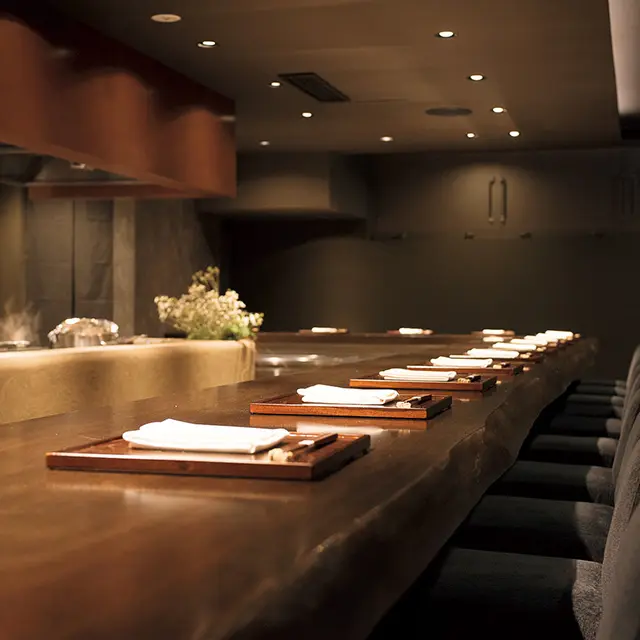 フルオープンの厨房を囲む