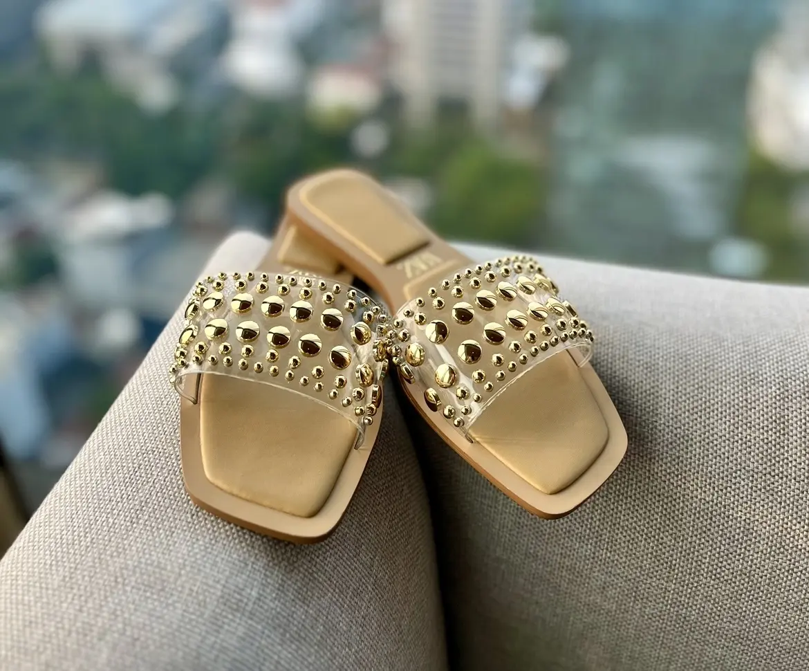 ゴールドスタッズサンダル