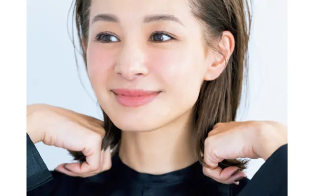 襟足から毛先へ、首すじに添うように手ぐしを通して外ハネのフォルムに