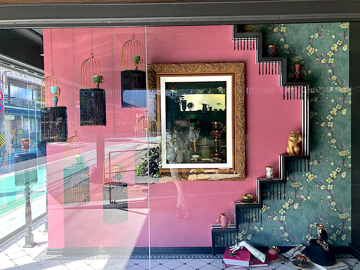 東金聖さんが美濃焼で作られたカップ＆ソーサーたち。