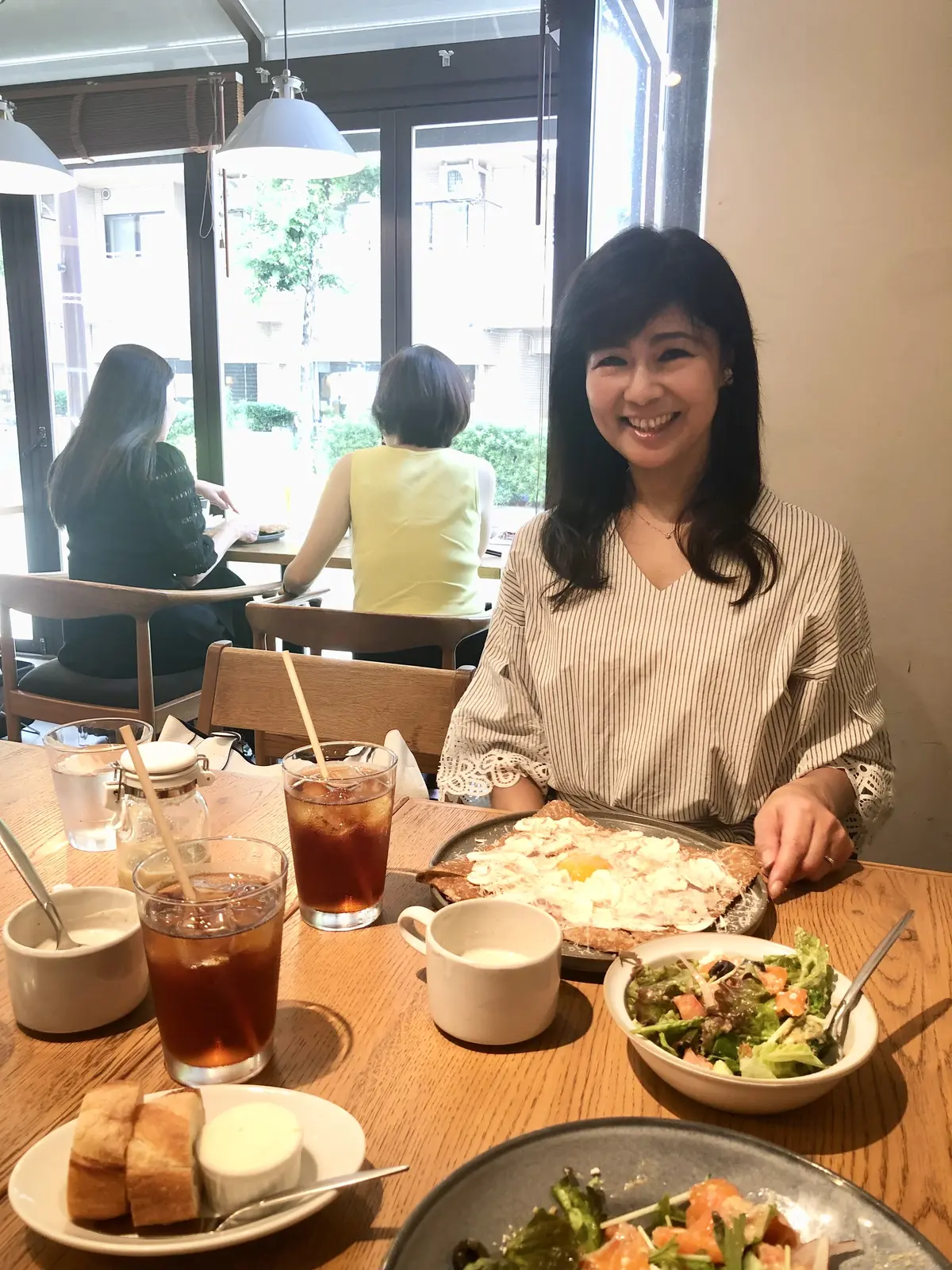 ガレット。トリュフ。マッシュルーム。ハム。玉子。半熟卵。サーモンサラダ。サラダボウル。ランチ。恵比寿。ごぼう。ポタージュ。アイスティー。The Latria Table HEARTH。 ハース。恵比寿。ハース恵比寿店。店内。1階席。