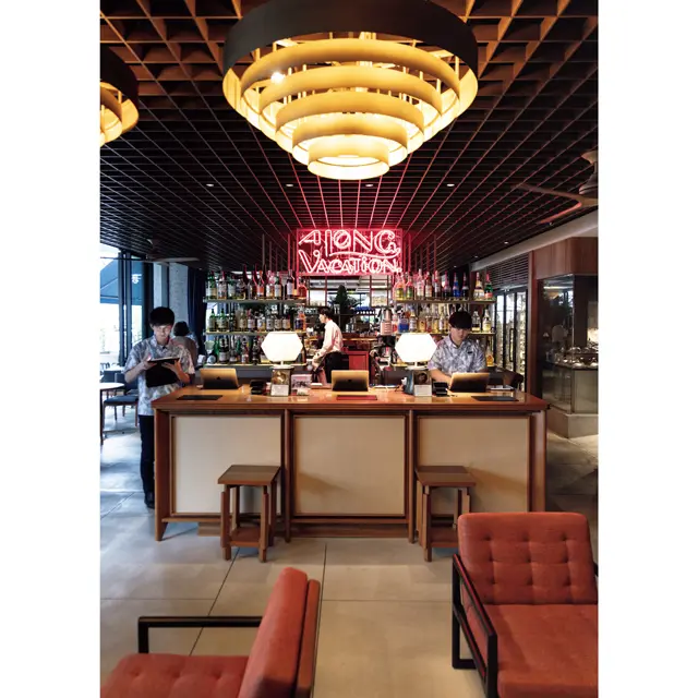 A LONG VACATION.」の入口とホテルのフロントが融合した気軽な雰囲気