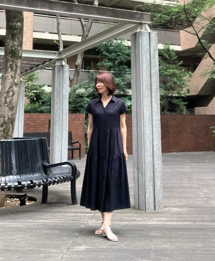GUティアードワンピース 黒ワンピース　ワンピースコーデ ジレコーデ　アラフィフファッション　プチプラコーデ　ユニクロ シアーカーディガン