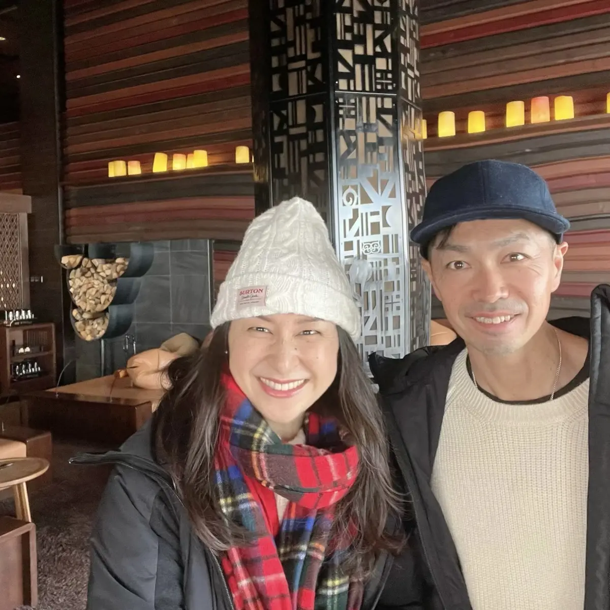ニセコの宿　ニセコ昆布温泉 鶴雅別荘 「杢の抄」のラウンジで主人と記念写真