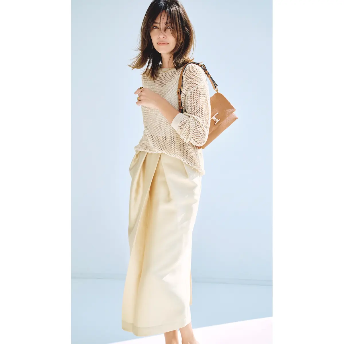 オフ白メッシュニットとサテンスカートのワントーンコーデ　モデル・RINA