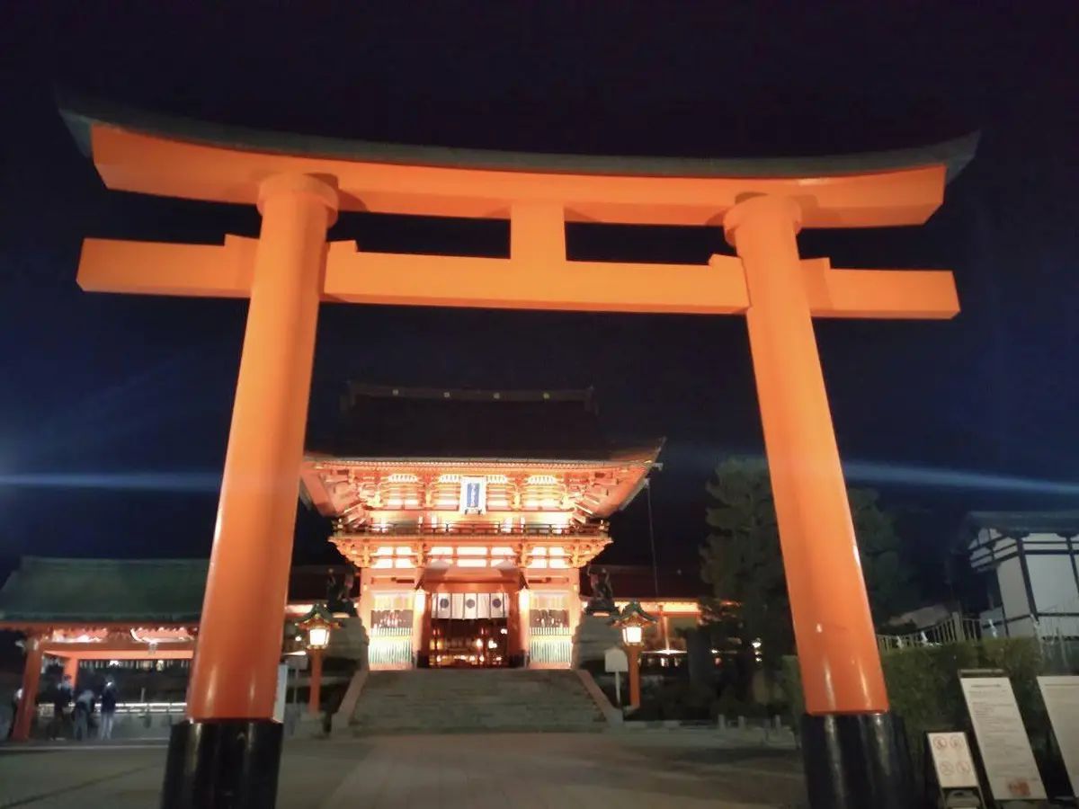 人影まばらな夜の伏見稲荷大社への画像_1