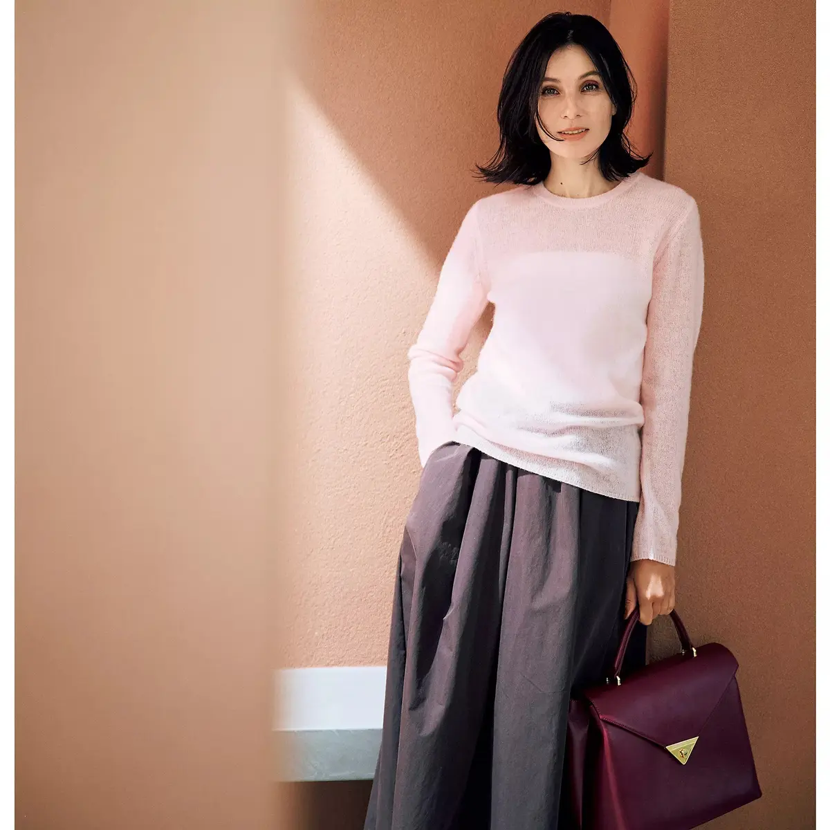 優雅なシアー感が心地いい薄手カシミヤニット