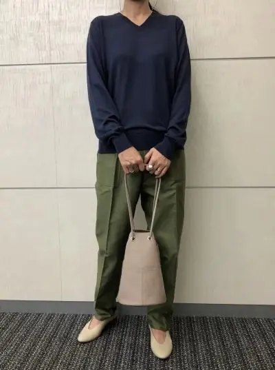 村山佳世子×SLOANE 【スタイリスト村山佳世子さん別注】ウールシルクカシミヤVネック ￥31,900（税込）