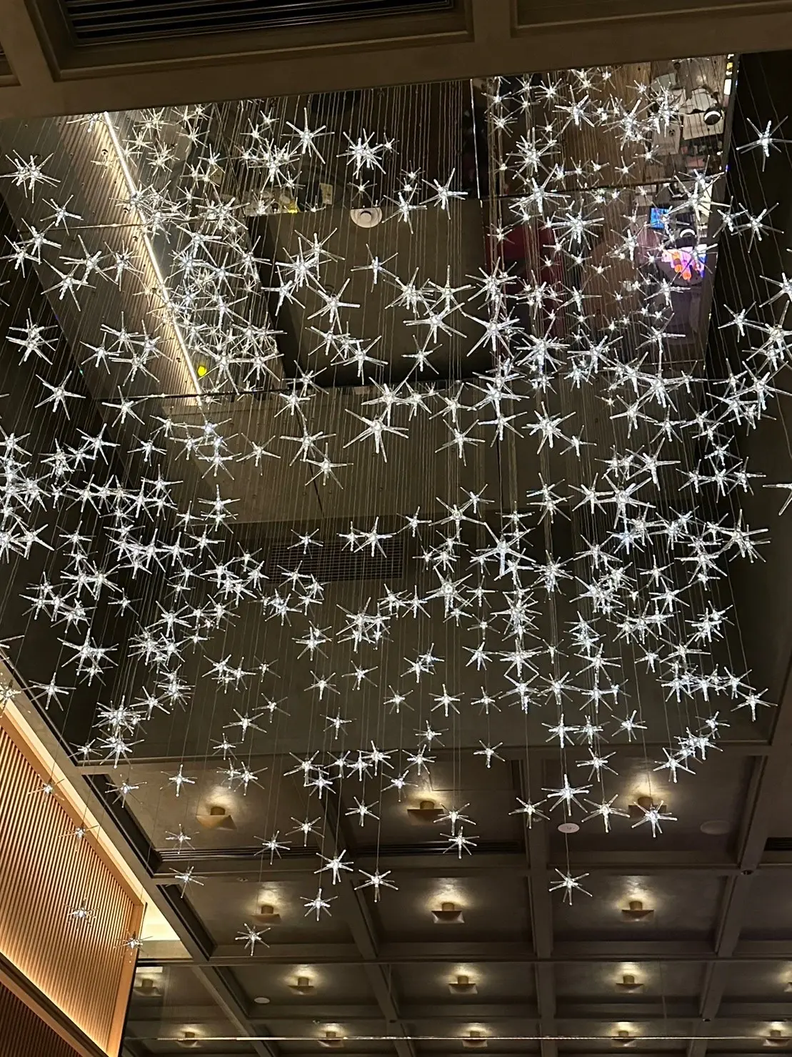 インターコンチネンタル東京ベイ、ハドソンラウンジ、店内、ラウンジ、豪華、高級、高級ホテル、照明、ライト、シャンデリア、オブジェ、天井