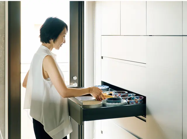 茶道を習い、骨董も好きなFさん。写真は骨董の和食器など、大切にしている器専用の引き出し。「引き出し式の収納だと、重ねずにしまえるし、ひと目で見渡せる。骨董の器の扱いがとてもラクになりました」