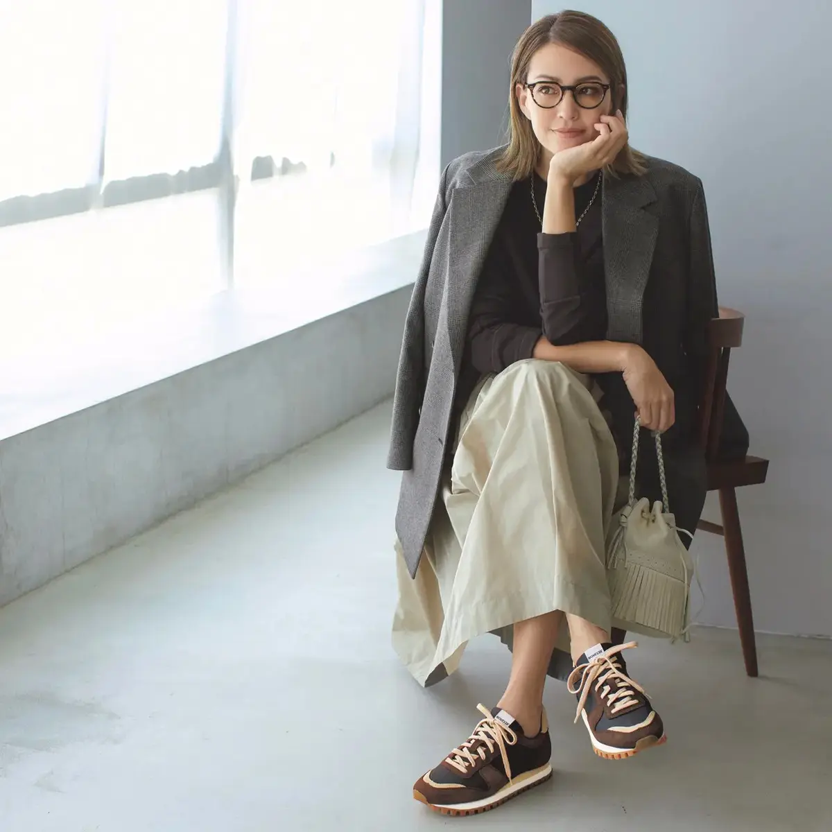 秋色スニーカーでジャケットスタイルにおしゃれな抜け感を加える。最高気温16℃