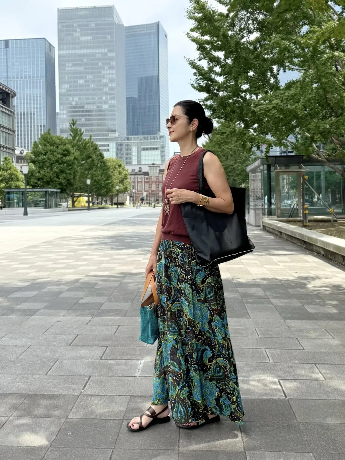 エクラ2025年10月号　エクラ付録　Aquascutum × eclat 大人のポケッタブルトート　ブラウンニット　ベイズリー柄スカート　ターコイズブルーバッグ、ブラウンサンダル