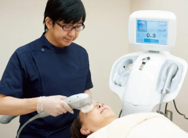 目もとハイフシャワーを施術している院長
