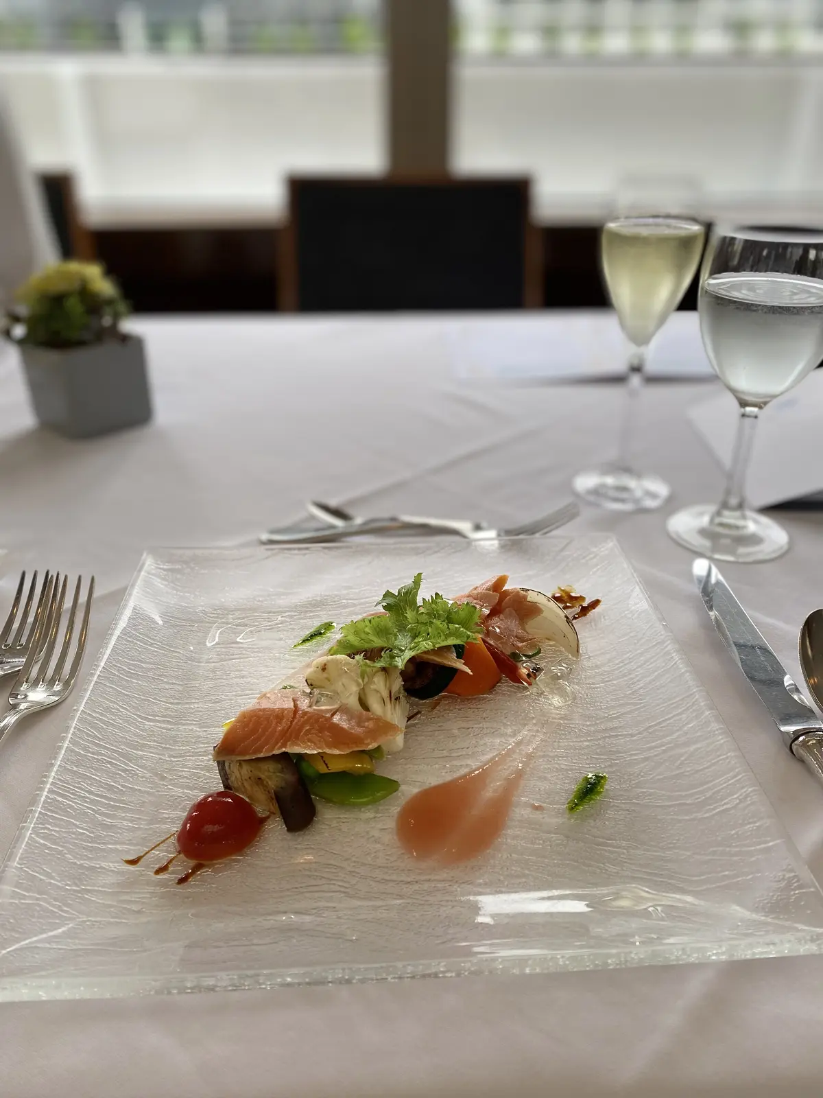 透明なお皿に彩りよく盛られた前菜。東京湾の初夏を感じる一皿