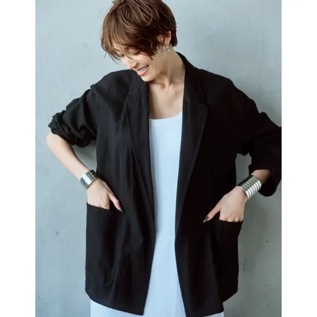 ガツンと存在感のある シルバーのバングルが モノトーンを洗練させる