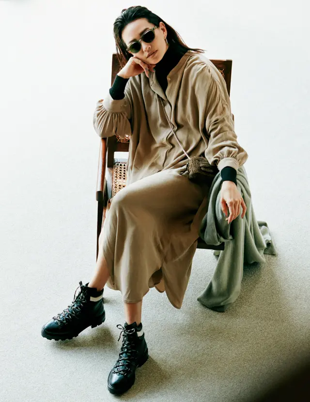 ワンピースとタートルニットをコーデするRINA