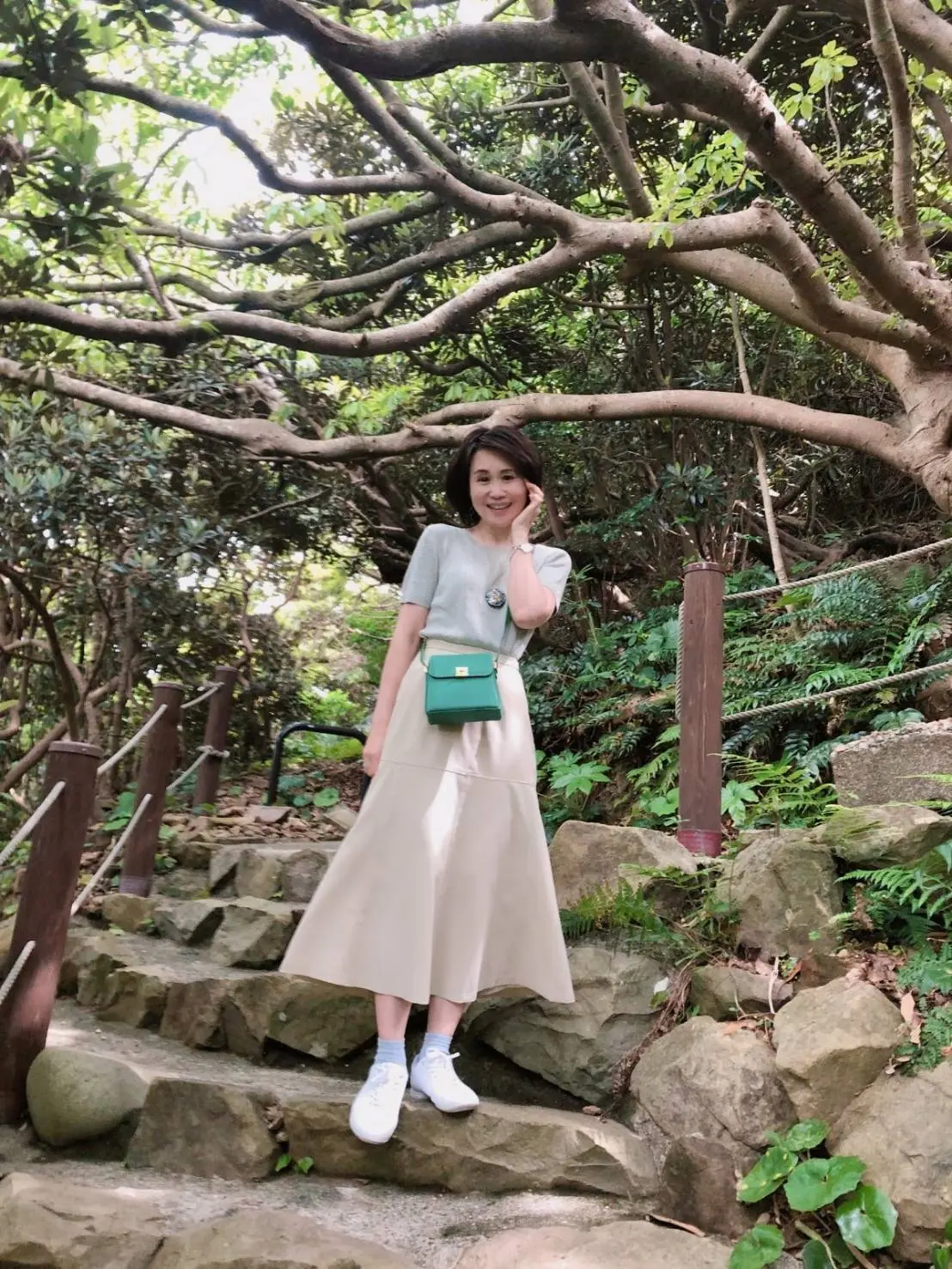 熱帯植物が茂る遊歩道を抜けると絶景の展望台に着きます