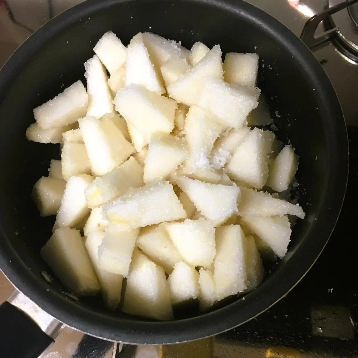 洋梨に砂糖とレモン汁をふりかけたところ