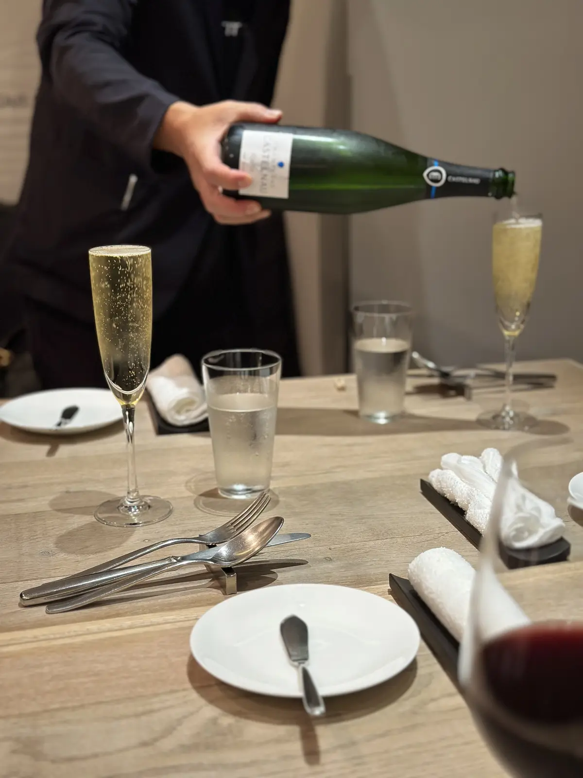 グラスたっぷりなシャンパンと陽気なオーナの画像_1