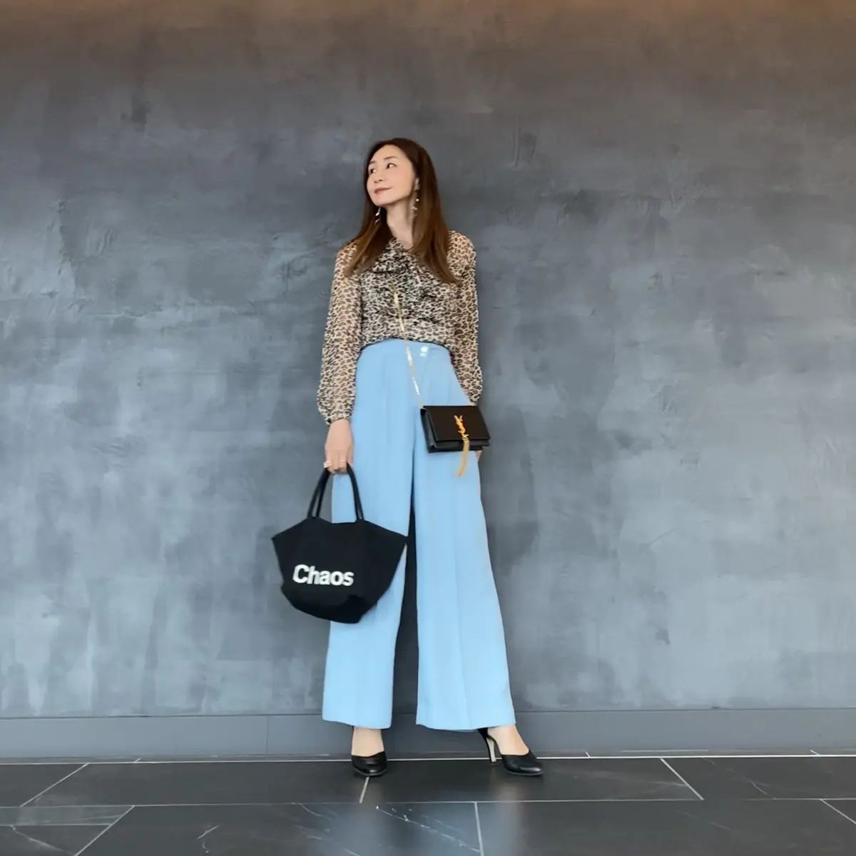ブルーのワイドパンツにレオパ柄のブラウスとブラックの小物