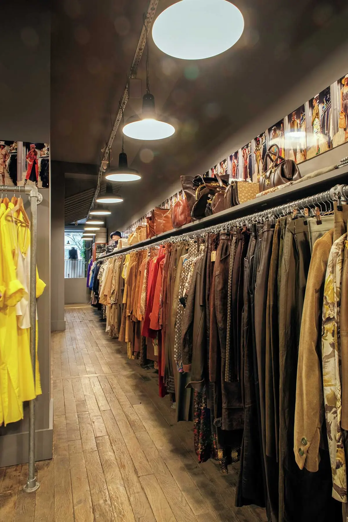 高級ブランドの品でもヴィン テージならば手ごろな価格で 買いやすい。左のエルメスの シルクのトップスは€250