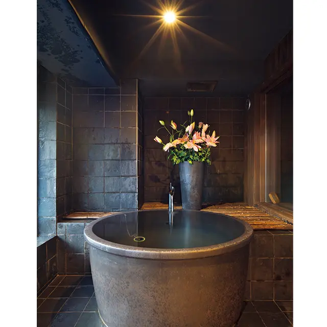 水風呂はかけ流し。水量を気にせずザブンと肩まで