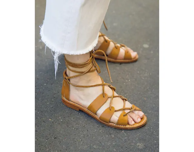 フランス発のラ ボット ガーディアン。レースアップでよりフェミニンに